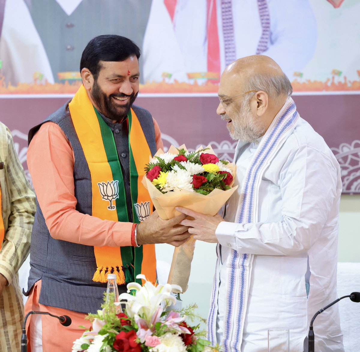 AmitShah's tweet photo. हरियाणा में भाजपा की ऐतिहासिक जीत के बाद भाजपा विधायक दल का नेता चुने जाने पर श्री @NayabSainiBJP जी को हार्दिक बधाई देता हूँ।

मोदी जी के नेतृत्व में भाजपा सरकार ने हरियाणा में जनकल्याण व सुशासन का जो नया कीर्तिमान स्थापित किया है, मुझे विश्वास है कि नायब सैनी जी इसे और गति देंगे। भाजपा की सरकार सभी वर्गों को साथ लेकर किसानों, महिलाओं, युवाओं व गरीबों के सशक्तीकरण के साथ-साथ हरियाणा को देश का सबसे विकसित प्रदेश बनाने का कार्य ऐसे ही जारी रखेगी।