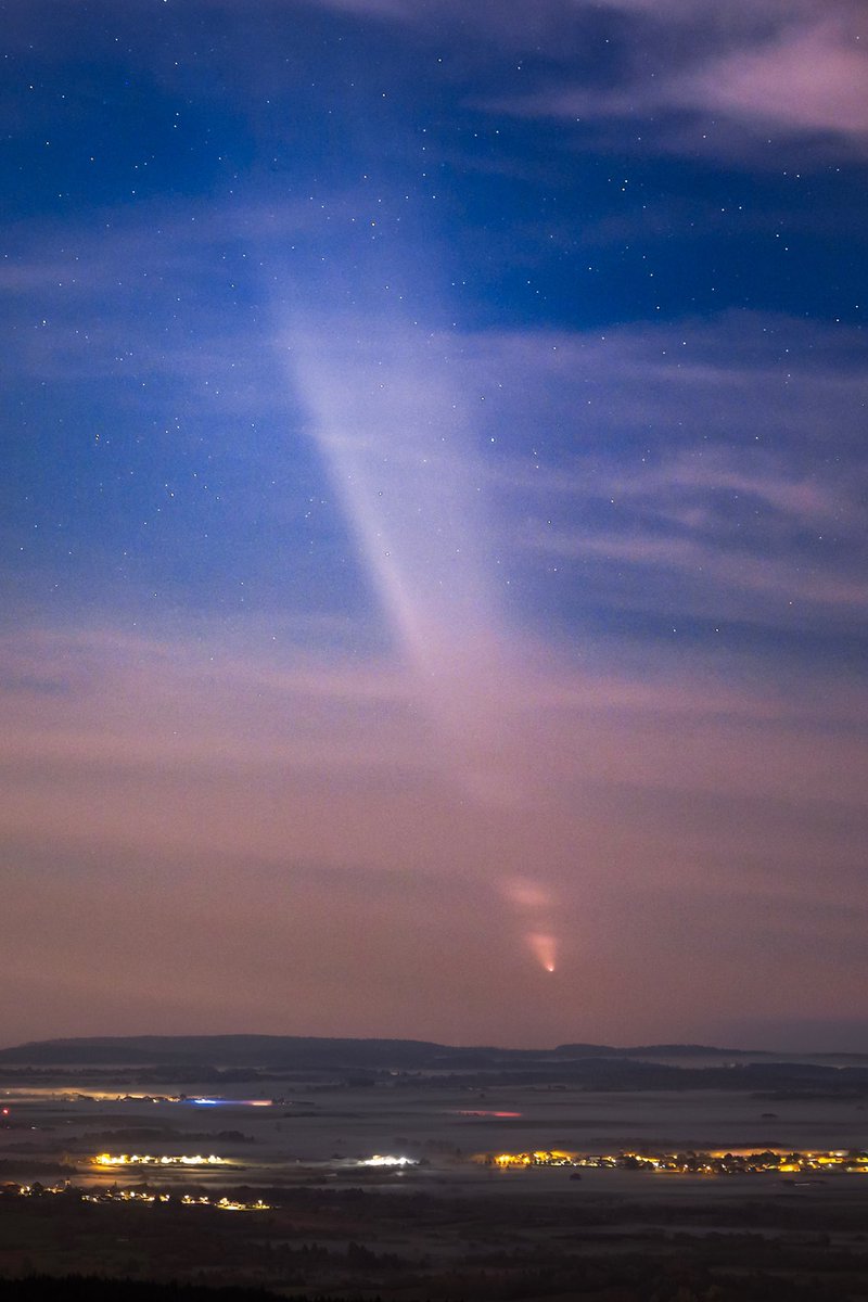 Comète C/2023 A3 (Tsuchinshan-ATLAS) au dessus de villages entourés par la brume, le soir du 13 octobre.