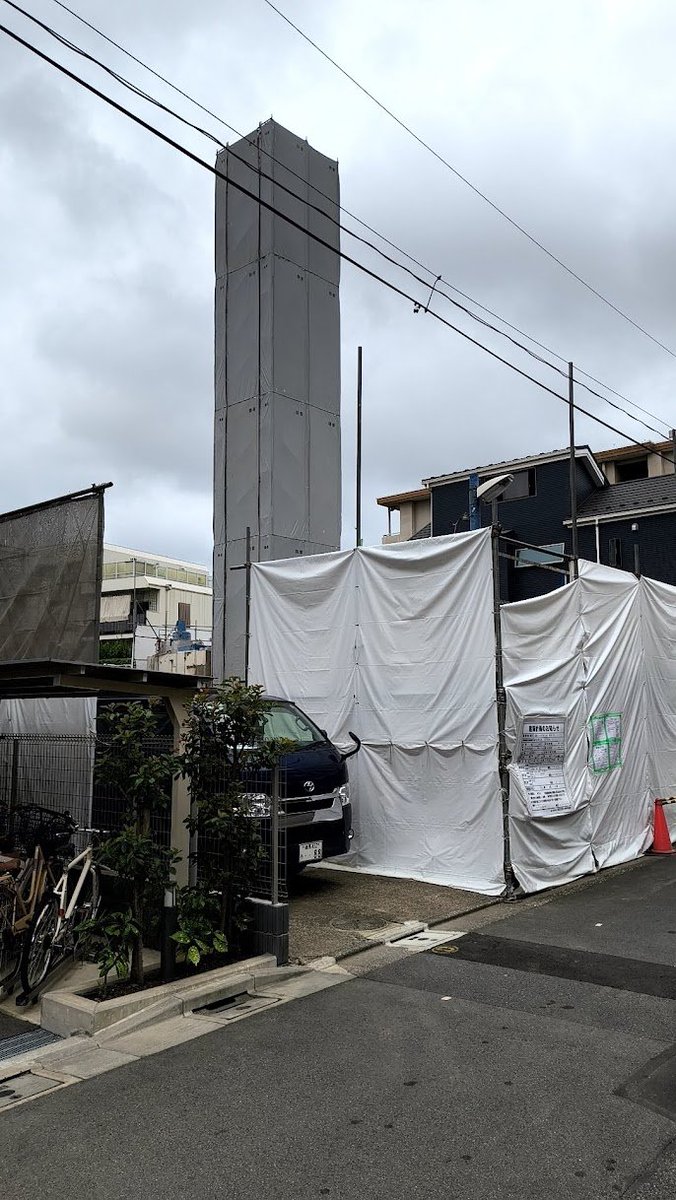 kawanov's tweet photo. 9月から豊玉浴場の解体工事が始まり、いよいよ街のシンボルの煙突の姿が風景から消えた。
今年の1月末の閉業から再び寒くなってきたこの季節に、思い出の建物とも物理的にお別れ。改めてお疲れさまでした。本当に長い間ありがとう。
#豊玉浴場 #豊玉湯 #銭湯 #江古田 #新江古田 https://t.co/x7FQdbnhtu