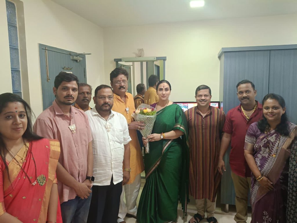 ChitraKWagh's tweet photo. 📍रत्नागिरी

रत्नागिरी भाजप चे जिल्हाध्यक्ष 
राजेशदादा सावंत  
विधानसभा प्रवासी कार्यकर्ते शर्मील रायतूरकर 
शहराध्यक्ष राजन फाळके 
मंडल अध्यक्ष विवेक सुर्वे 
मंदार खामकर,मंदार मयेकर,विक्रम जैन,निलेश आखाडे यांनी स्वागत करत अभिनंदनाच्या शुभेच्छा दिल्या .. 

मनस्वी आभार भाजपा रत्नागिरी …😊🙏

@Dev_Fadnavis 
@cbawankule @byadavbjp 
@MeNarayanRane 

#भाजपापरीवार #teamwork
#bjpmaharashtra