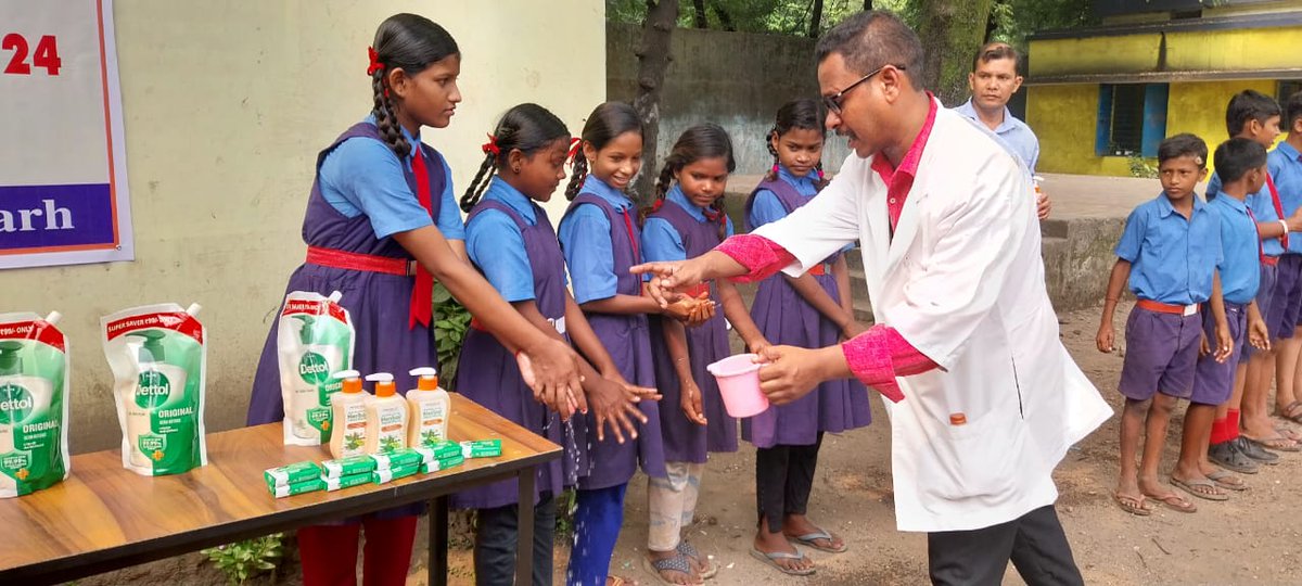 JindalFndn's tweet photo. On #GlobalHandwashingDay, the Jindal Foundation hosted a series of handwashing awareness programs in the peripheral villages and schools near plant units of @JSPLCorporate, reaching pregnant women, lactating mothers, students, and children with the theme #CleanHandsForAll. 🙌
Hand hygiene is key to preventing diseases like diarrhea & respiratory infections. By encouraging everyone to wash their hands with soap and water - specially before meals and after using the toilet, we can build a healthier future for all. Let’s make handwashing a habit, not just today, but every day!
Notably, on October 15, 2022, the #JindalFoundation set an India Book of Records milestone by organizing a handwashing event for 7,000 young citizens at Angul Stadium in Odisha.🙌
#HealthForAll #CleanHands #PublicHealth #CSR
@MPNaveenJindal @shallujindal20