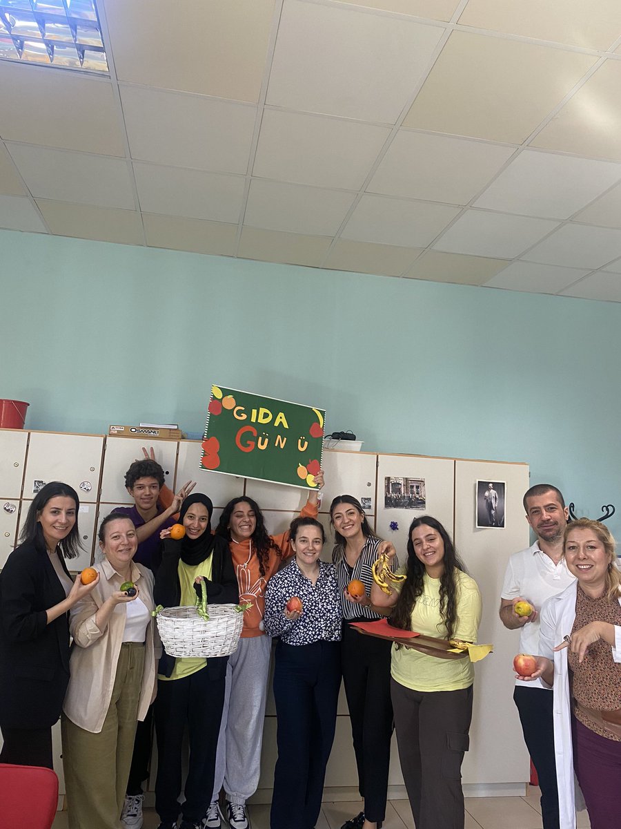 Nurcan korhan (@nurcan_korhan) on Twitter photo Gıda günü kapsamında okulumuzda öğrencilerimize ve öğretmenlerimize meyve dağıtımı gerçekleştirdik 🍇 🍋🟩 🍈 🍏 🍎 🍌 🍊 <a href="/DogaOkullari/">Doğa Koleji</a> <a href="/beykentdogaa/">Beykent Doğa Koleji</a> <a href="/KilicozMuhammet/">Muhammet Kılıçöz</a> <a href="/uygur_alper/">Alper Uygur</a> Gıda günü kapsamında okulumuzda öğrencilerimize ve öğretmenlerimize meyve dağıtımı gerçekleştirdik 🍇 🍋🟩 🍈 🍏 🍎 🍌 🍊 <a href="/DogaOkullari/">Doğa Koleji</a> <a href="/beykentdogaa/">Beykent Doğa Koleji</a> <a href="/KilicozMuhammet/">Muhammet Kılıçöz</a> <a href="/uygur_alper/">Alper Uygur</a>