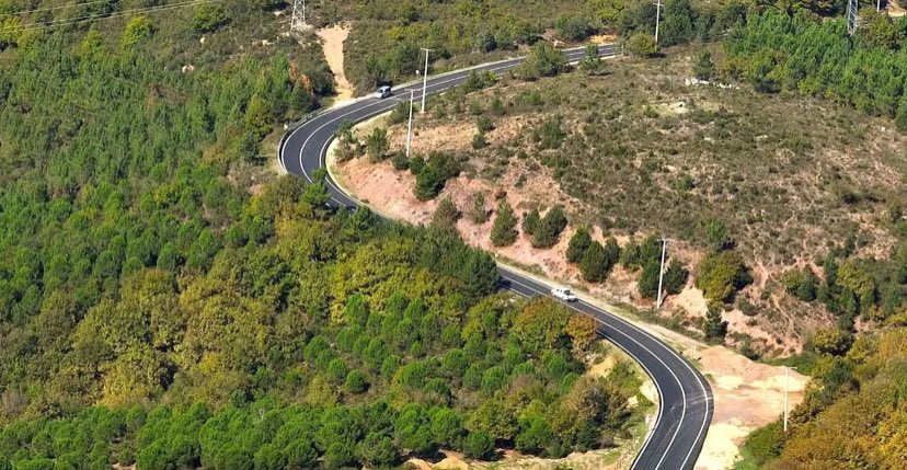 KorayMerdan's tweet photo. TABLO gibi yol. TEŞEKKÜRLER @kocaelibld 
Derince Toylar Ana Grup Köy Yolunda üstyapı yeniledi. Yol çizgileri ve yenilenen asfaltla Büyükşehir Belediyesinin modern şehircilik vizyonunun bir göstergesi olarak hizmete sunulan grup köy yolu boyunca tablo gibi manzaralar oluştu. https://t.co/yla3d6rXcv