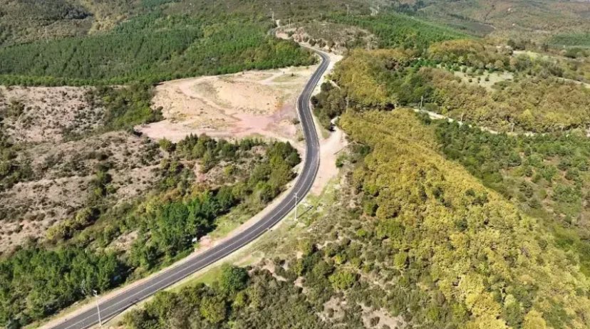 KorayMerdan's tweet photo. TABLO gibi yol. TEŞEKKÜRLER @kocaelibld 
Derince Toylar Ana Grup Köy Yolunda üstyapı yeniledi. Yol çizgileri ve yenilenen asfaltla Büyükşehir Belediyesinin modern şehircilik vizyonunun bir göstergesi olarak hizmete sunulan grup köy yolu boyunca tablo gibi manzaralar oluştu. https://t.co/yla3d6rXcv