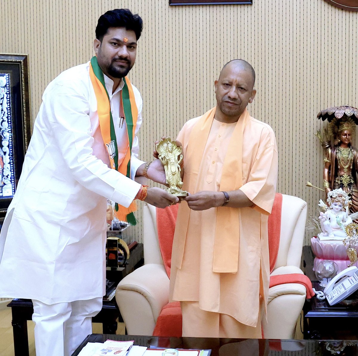 sunilkharibjp's tweet photo. हिंदू हृदय सम्राट माननीय मुख्यमंत्री श्री @myogiadityanath @myogioffice जी से शिष्टाचार भेंट हुई एवम् बताए गए रास्तों पर चलते हुए आशीर्वाद मिला...मैं धन्य हो गया https://t.co/YOG159pKzF