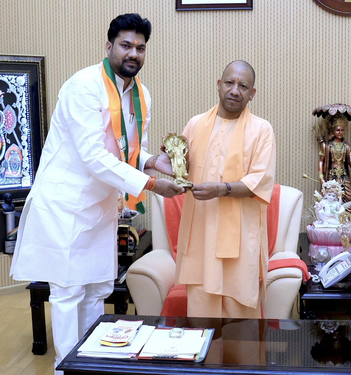 sunilkharibjp's tweet photo. हिंदू हृदय सम्राट माननीय मुख्यमंत्री श्री @myogiadityanath @myogioffice जी से शिष्टाचार भेंट हुई एवम् बताए गए रास्तों पर चलते हुए आशीर्वाद मिला...मैं धन्य हो गया https://t.co/YOG159pKzF