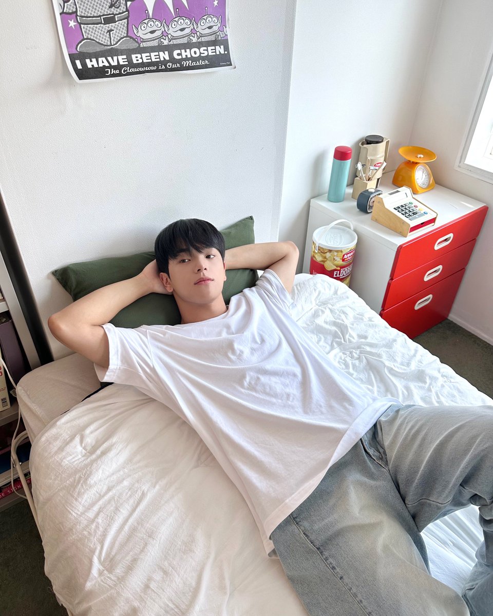 woooojinn's tweet photo. [#우진] Let’s take a nap🛌 https://t.co/wOGXThh8U8