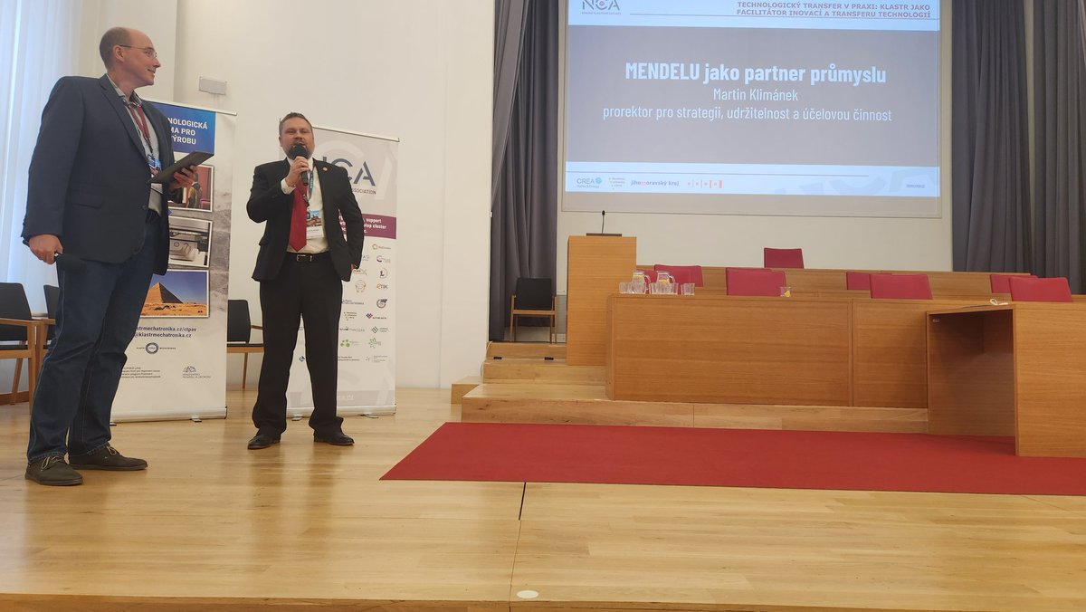 PetrOcko's tweet photo. Na Národním dni klastrů, který letos hostí @MENDELUcz, řešíme mj. užší spolupráci mezi univerzitami a průmyslem. Jsme rádi, že tomu @mpo_tweetuje napomáhá přímou podporou klastrů díky #OPTAK, ale i programy spolupráce akademické sféry a firem jako jsou programy TWIST či TREND. https://t.co/gCQ65Lh4e3