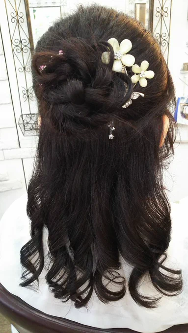 出版社のパーティヘアメイク集コロナ後でやっと復活してきましたがまだ雑誌単位、レーベル単位なので出版社単位での祝賀会もどってくるといいな会場は雑誌単位でもすごく豪華だけどやっぱり別雑誌の尊敬する作家様をお会いできるので来年もどこかのパーティに参加できますように#出版社 #祝賀会 