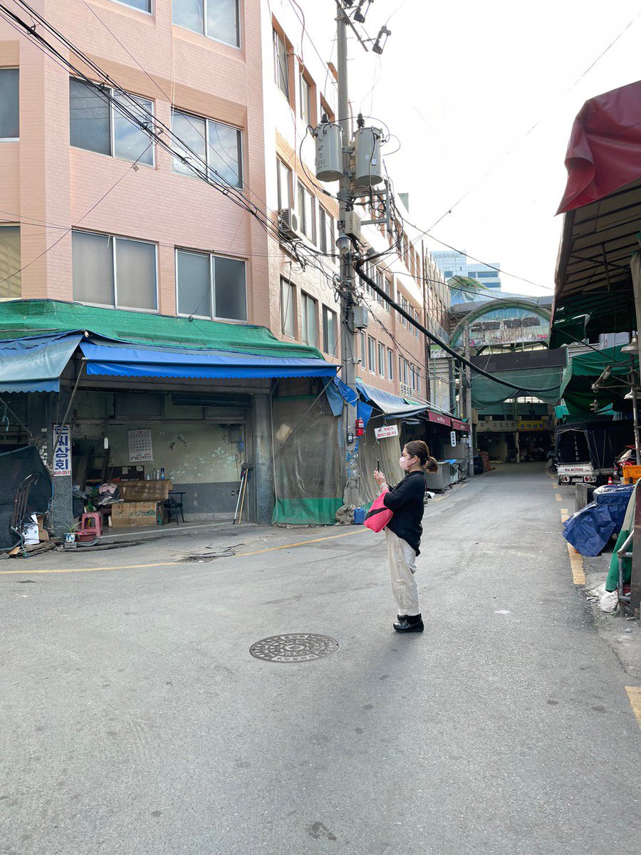 THINK20180610's tweet photo. 一昨年の今頃。
人生2度目のターニングポイントとなった釜山旅。金髪のひとといっしょ。

3日目の朝に宿近くの市場のキンパ屋さんでキンパを買う。
このキンパがとてもおいしくて、それから私の中でのキンパはここが基準。
テジクッパは西面のここで。
人気店よりここが好み。

#備忘録 https://t.co/RA5F8lyjtj