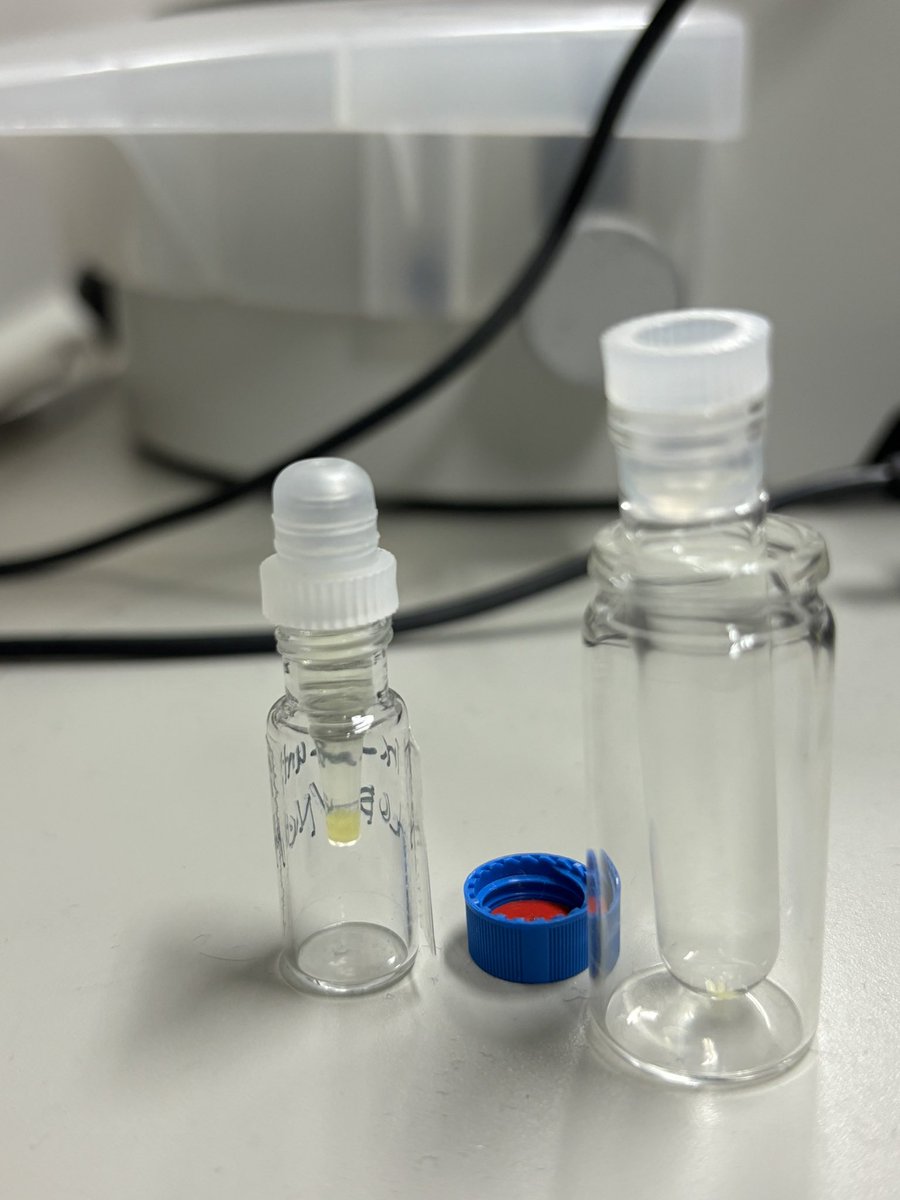 液クロのオートサンプラーのinsertとミクロチューブの蓋を使う新しい液液拡散の単結晶育成法が編み出されたんですが。笑
