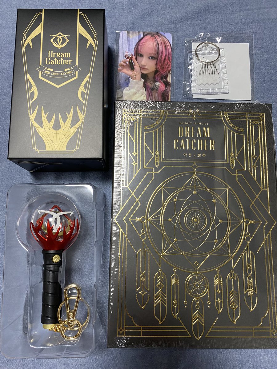 ついにウチにも届きました🎉
買いそびれて諦めていたデビューシングルとミニモンモンイ☺️

ミニモンモンイ、めっちゃ可愛いなぁ💜
トレカはシヨン姐さんでした！

#Dreamcatcher 
 #ドゥケ