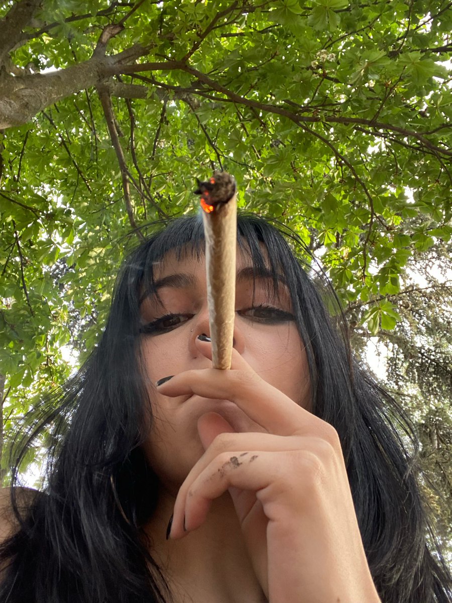 luarcitabb's tweet photo. pues me voy a fumar las cenizas de tu abuelo https://t.co/ur19WHDcDY