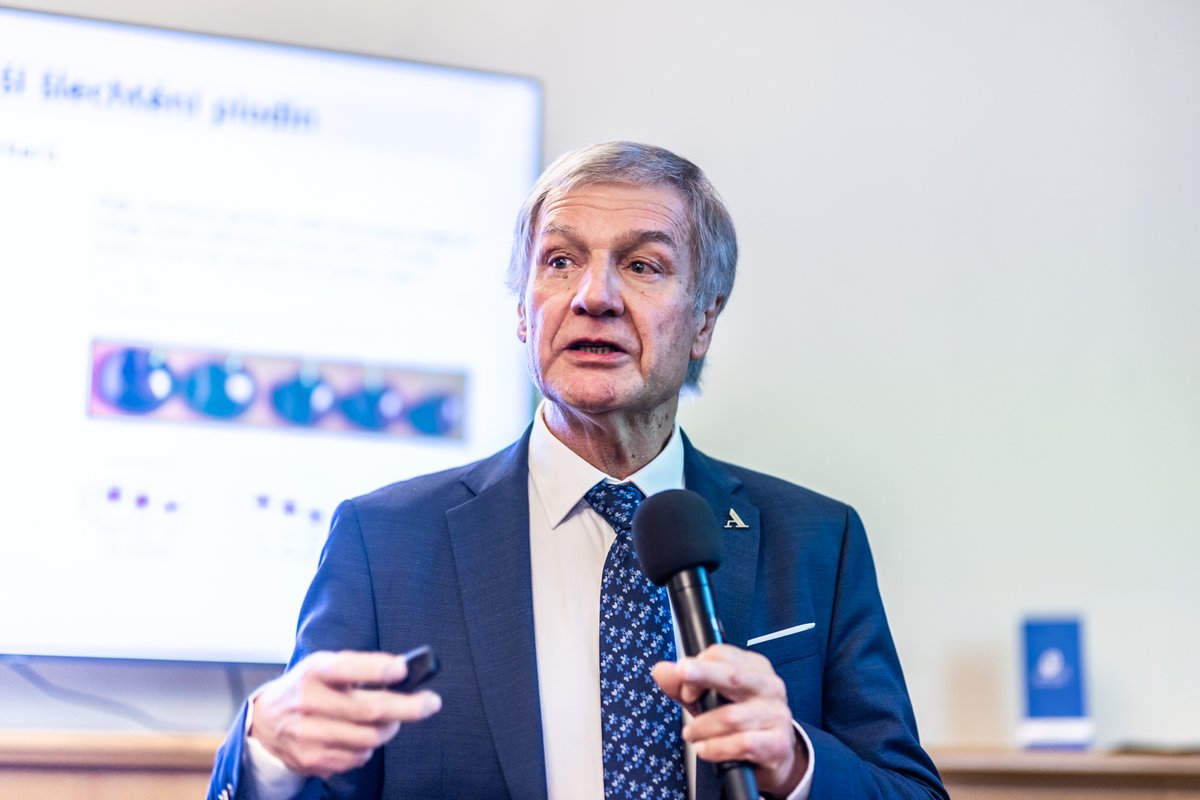 🚀🥗🏃🏻‍♀️Vesmír pro lidstvo, Potraviny pro budoucnost a Společnost v pohybu a veřejné politiky.

🔍To jsou tři výzkumné programy, které se 14. října 2024 představily na konferenci Strategie AV21 v sídle Akademie věd ČR na Národní třídě v Praze.

Více⬇️
avcr.cz/cs/o-nas/aktua…