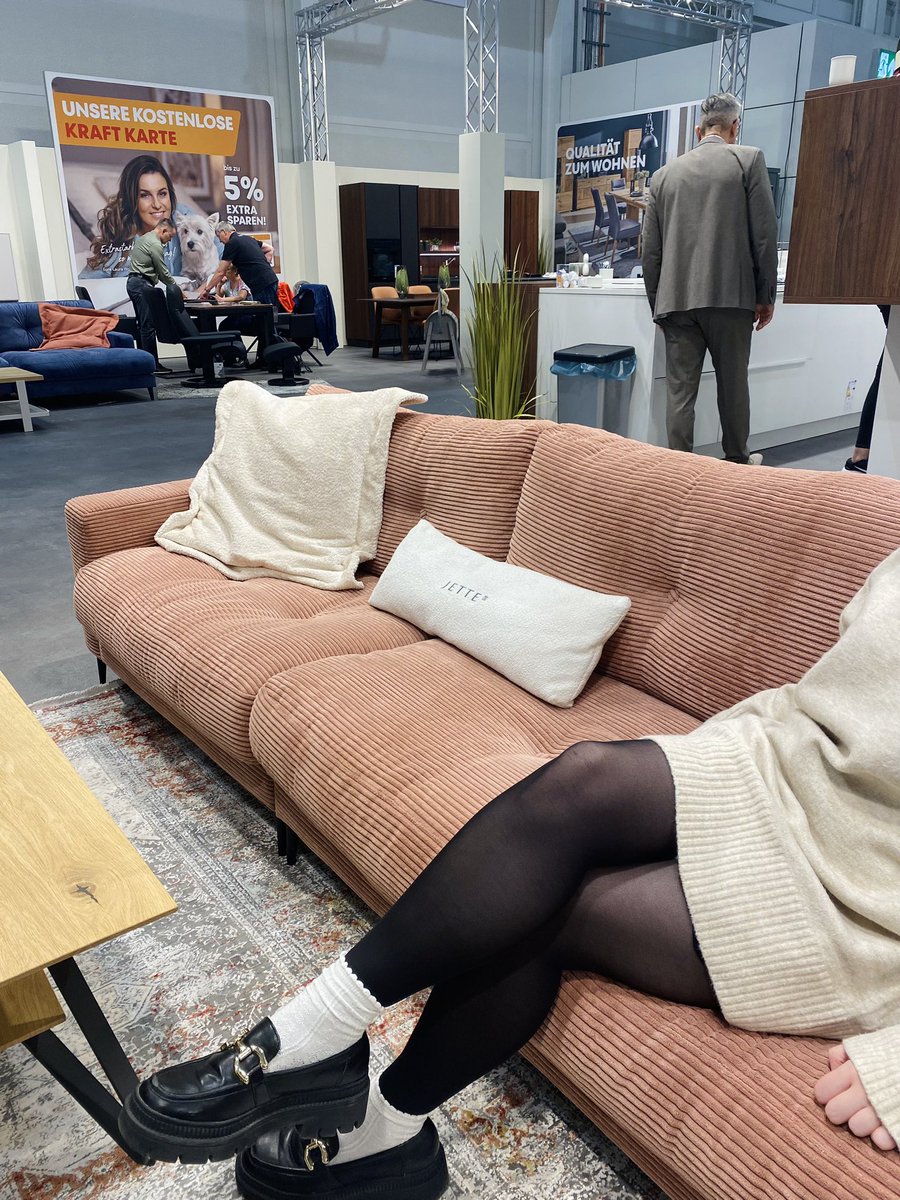 BarbiegoesInfa's tweet photo. Barbies!! Diese Couch ist ein Traum in rosa.💗 @DeutschePostDHL @MoebelKraft Liefert ihr sie mir in mein Dreamhouse??✨
#Infa2024 #BarbieDreamhouse #ItsPink #MeineInfa https://t.co/bstAYRqS8u