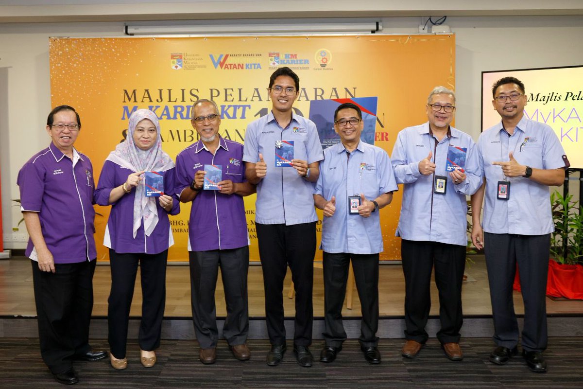ukm_my's tweet photo. Timbalan Naib Canselor Hal Ehwal Pelajar dan Alumni, Prof. Madya Dr. Mohd Suzeren Md Jamil melancarkan MyKARIER KIT dan Sambutan 10 Tahun Pusat Pembangunan Karier (UKM-KARIER), hari ini. 
 
Berita di https://t.co/nWUTWo4puY

#UniversitiWatanKita
#IlmuMutuBudi
#UKM
#UKMSharing https://t.co/b577KqC4Fr