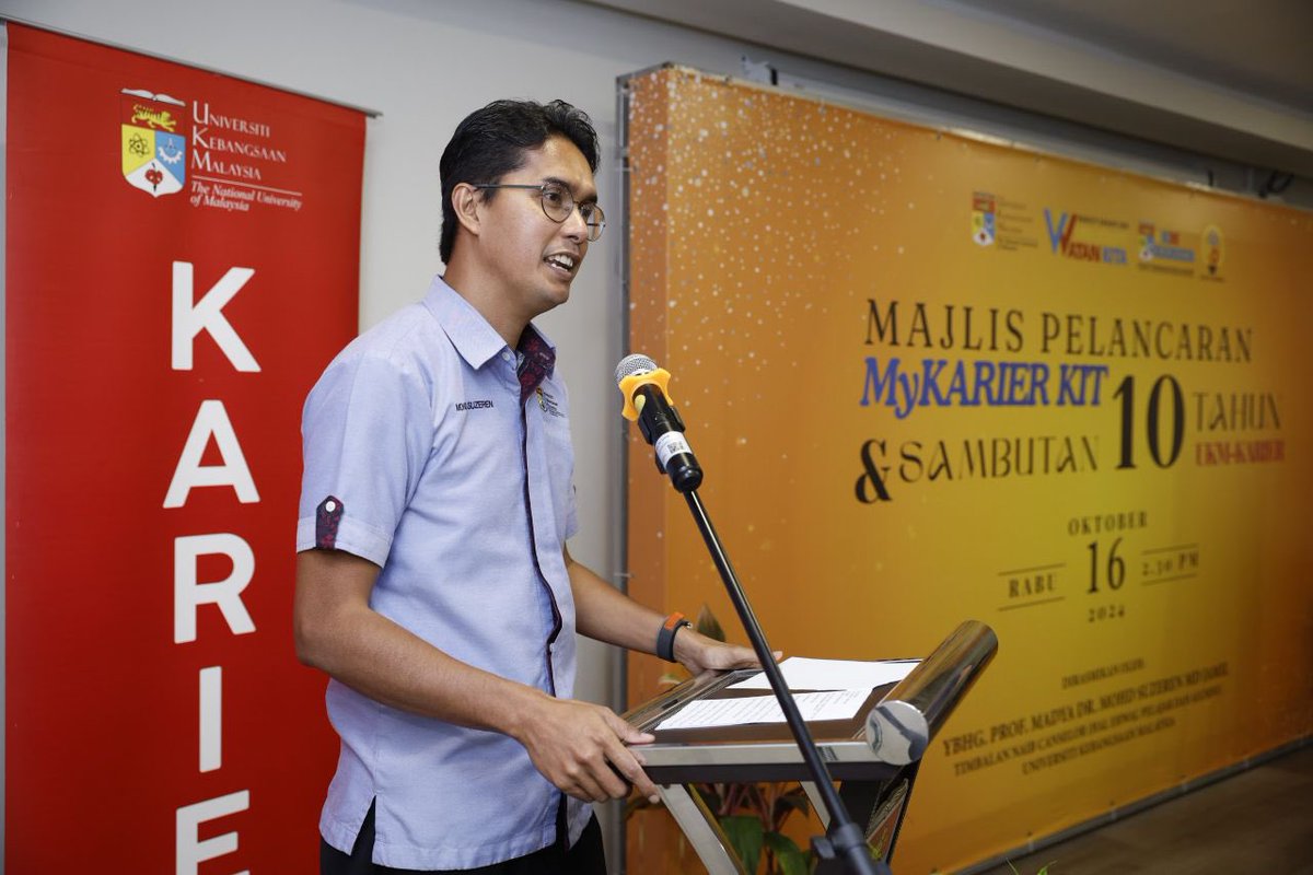 ukm_my's tweet photo. Timbalan Naib Canselor Hal Ehwal Pelajar dan Alumni, Prof. Madya Dr. Mohd Suzeren Md Jamil melancarkan MyKARIER KIT dan Sambutan 10 Tahun Pusat Pembangunan Karier (UKM-KARIER), hari ini. 
 
Berita di https://t.co/nWUTWo4puY

#UniversitiWatanKita
#IlmuMutuBudi
#UKM
#UKMSharing https://t.co/b577KqC4Fr