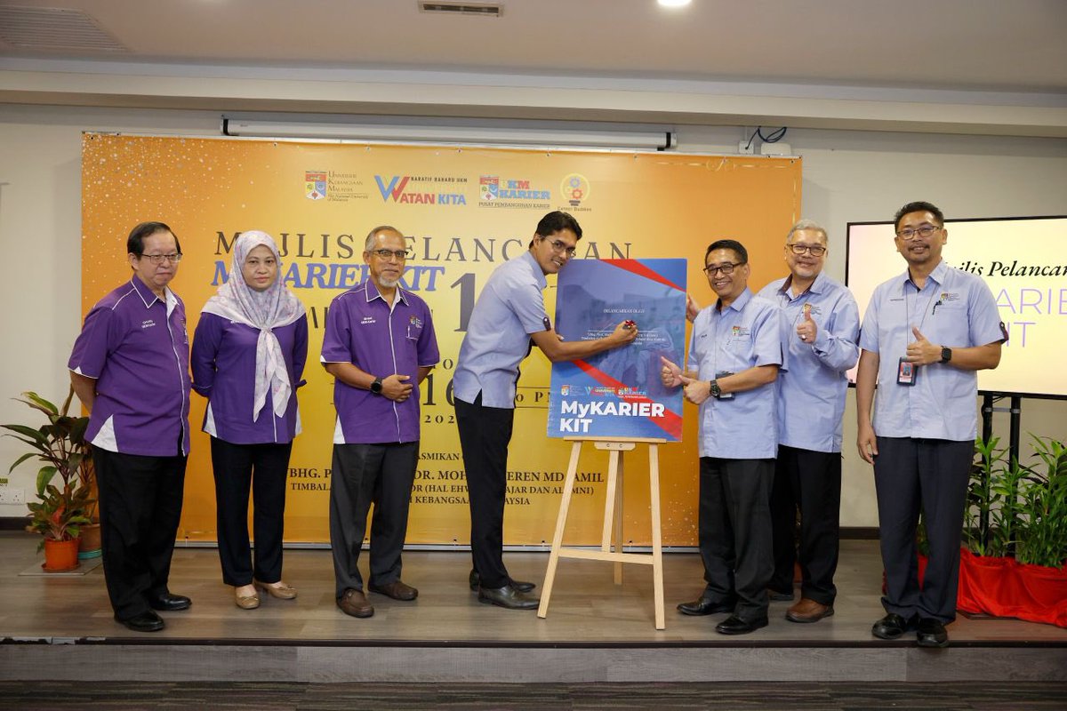 ukm_my's tweet photo. Timbalan Naib Canselor Hal Ehwal Pelajar dan Alumni, Prof. Madya Dr. Mohd Suzeren Md Jamil melancarkan MyKARIER KIT dan Sambutan 10 Tahun Pusat Pembangunan Karier (UKM-KARIER), hari ini. 
 
Berita di https://t.co/nWUTWo4puY

#UniversitiWatanKita
#IlmuMutuBudi
#UKM
#UKMSharing https://t.co/b577KqC4Fr