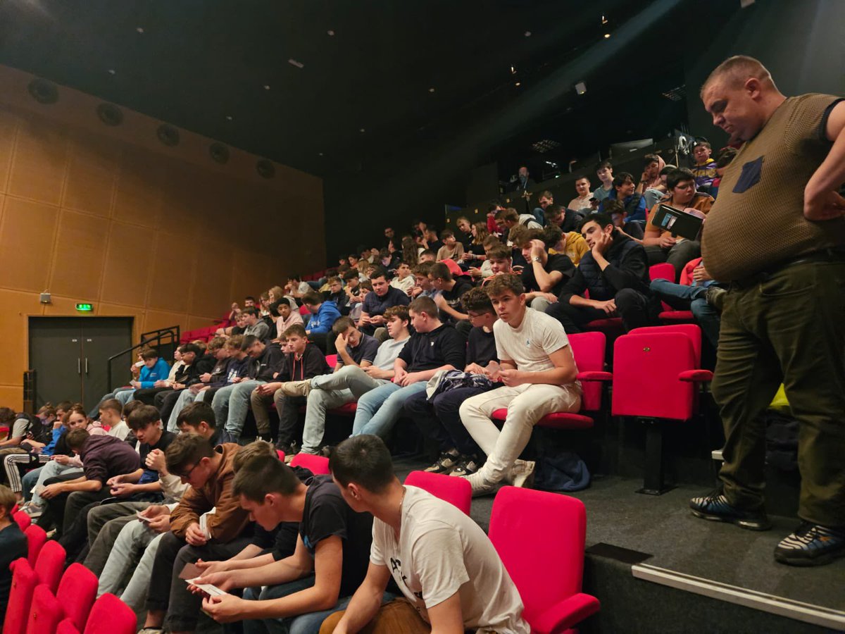 Dans le cadre des veillées, les jeunes de la #MFR #cfa #chemillé , ont participé à la soirée théâtre avec la pièce «  Loin dans la mer » de la compagnie L’Oiseau Mouche, au Théâtre Foirail de @chemilleenanjou ! 😃👍 <a href="/MFRChemille/">MFR-CFA de Chemillé</a>
