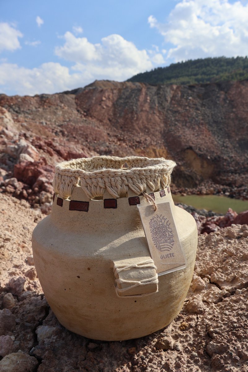 Compartimos estas piezas hermosas construidas por @maliaceramica y Natalia Molina junto a vecinos/as en el Ciclo de encuentros creativos para embellecer el pueblo.Un espacio de cuidados, memoria y oficios en el marco de @rurall_tur

#smartvillage
#recursosendogenosteruel