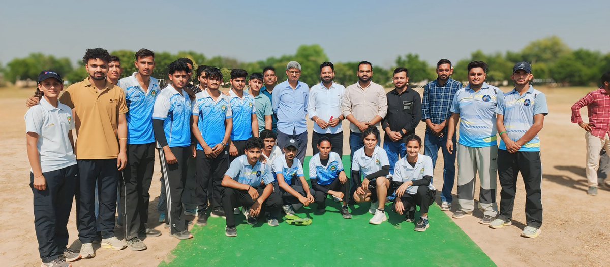 adv_sbeniwal's tweet photo. 📍चौधरी देवीलाल यूनिवर्सिटी ,सिरसा 15.10.2024
https://t.co/MkOsC2dp3B Physical Department द्वारा एक दिवसीय क्रिकेट प्रतियोगिता का आयोजन करवाया गया जिसमे बतौर मुख्य अतिथि रहना हुआ ।। 
 #WorldFoodDay #Cricket #cdlu https://t.co/YftmPsKVXN
