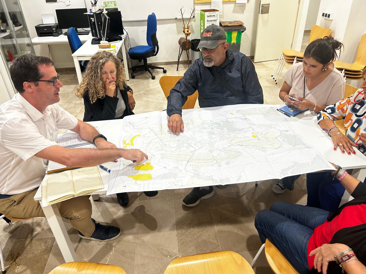 Eliberges's tweet photo. Ahir vam visitar els veïns i veïnes de Torre Baró per parlar sobre gestió, accés i infraestructures de l’aigua al barri. Sempre amb escolta activa i transparència. Ens enorgulleix compartir espais amb la ciutadania per donar resposta a les seves necessitats. @aiguesbcnclient https://t.co/KMJaJV4N5K