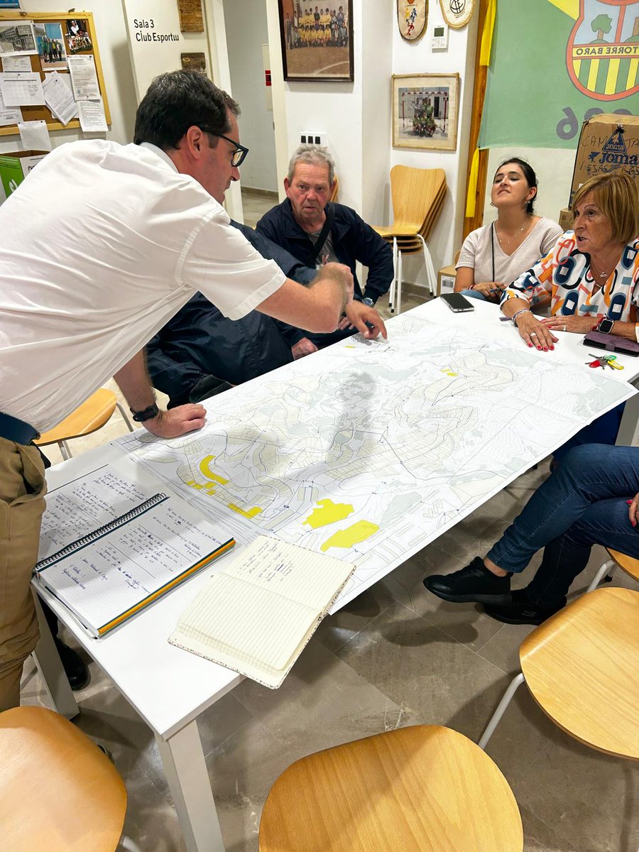 Eliberges's tweet photo. Ahir vam visitar els veïns i veïnes de Torre Baró per parlar sobre gestió, accés i infraestructures de l’aigua al barri. Sempre amb escolta activa i transparència. Ens enorgulleix compartir espais amb la ciutadania per donar resposta a les seves necessitats. @aiguesbcnclient https://t.co/KMJaJV4N5K