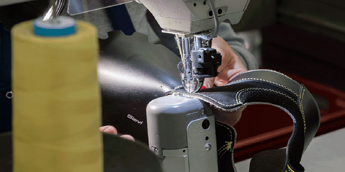 Kengänpohjista lämpöä tehtaalle: Sievin Jalkine on investoinut uuteen energiatehokkuutta parantavaan tekniikkaan, jolla hukkalämpö saadaan hyötykäyttöön. Kun lämpöä saadaan talteen myös erittäin vaativasta tuotannon osasta, kengän pohjan valmistuksesta, polttoöljystä on pystytty