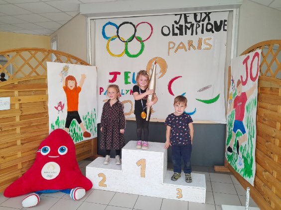 VichyCommunaute's tweet photo. [#Sport] Les phryges et les torches de Paris 2024 continuent leur périple dans les communes de l'agglomération ! 🔥
Premier point d'étape en images : à Saint-Rémy-en-Rollat, Seuillet, Charmeil, Creuzier-le-Vieux et Espinasse-Vozelle, où petits et grands ont été ravis 🏫✨ https://t.co/Vvy8SqmxRi