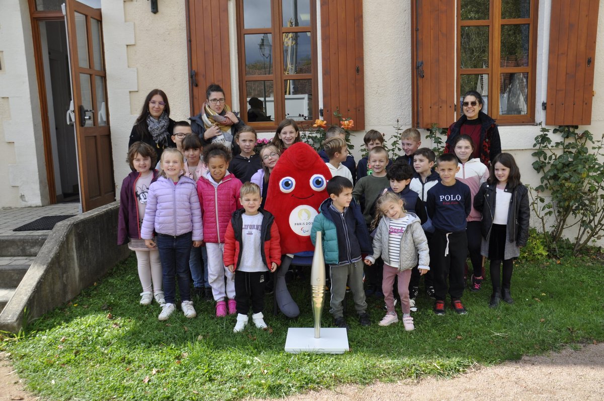 VichyCommunaute's tweet photo. [#Sport] Les phryges et les torches de Paris 2024 continuent leur périple dans les communes de l'agglomération ! 🔥
Premier point d'étape en images : à Saint-Rémy-en-Rollat, Seuillet, Charmeil, Creuzier-le-Vieux et Espinasse-Vozelle, où petits et grands ont été ravis 🏫✨ https://t.co/Vvy8SqmxRi