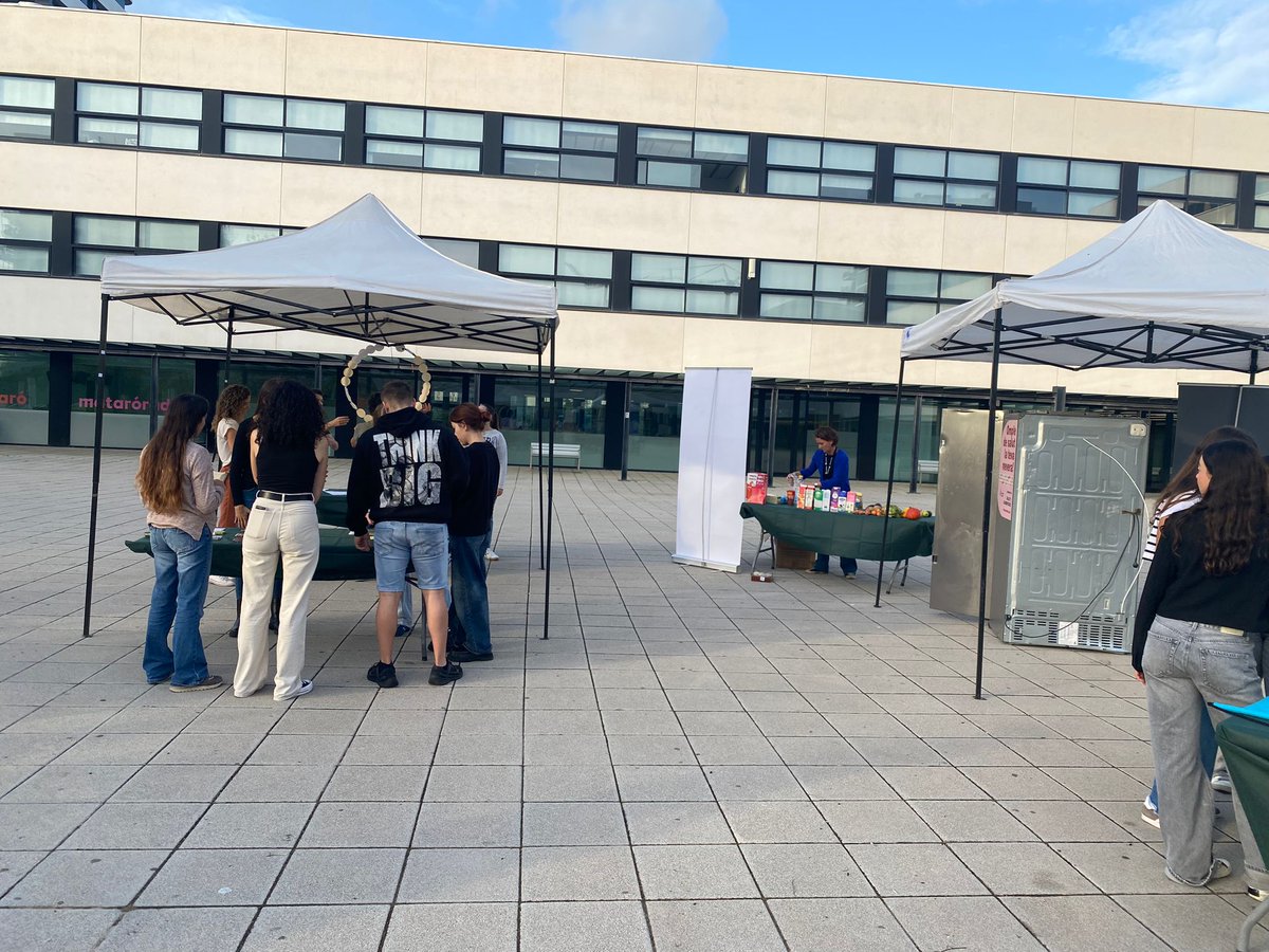 Meritxell Puyané (@meritxellpuyane) on Twitter photo Dia Mundial de l'alimentació 🍊. Els nostres estudiants i docents del grau en Nutrició Humana i Dietètica de <a href="/TecnoCampus/">TecnoCampus</a> donen consell nutricional, acompanyats de #campus saludable i sostenible, <a href="/matarocat/">Ajuntament de Mataró</a> <a href="/LaFeixa_cat/">La Feixa, Supermercat Cooperatiu</a> <a href="/JordiSarola/">Jordi Sarola</a> 🔝🔝 Dia Mundial de l'alimentació 🍊. Els nostres estudiants i docents del grau en Nutrició Humana i Dietètica de <a href="/TecnoCampus/">TecnoCampus</a> donen consell nutricional, acompanyats de #campus saludable i sostenible, <a href="/matarocat/">Ajuntament de Mataró</a> <a href="/LaFeixa_cat/">La Feixa, Supermercat Cooperatiu</a> <a href="/JordiSarola/">Jordi Sarola</a> 🔝🔝