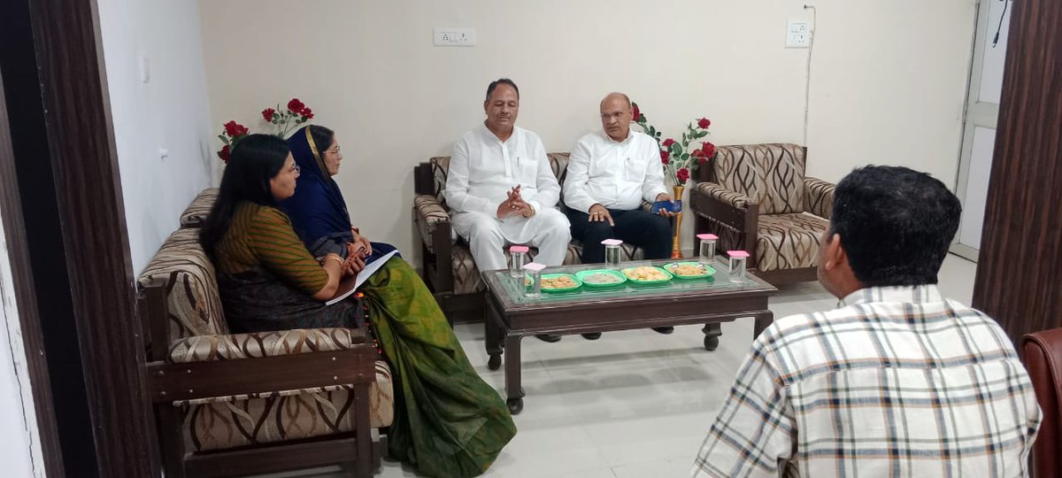 MP_JanAbhiyan's tweet photo. #MPJAP के उपाध्‍यक्ष @mohanjinagar, #ED @Dr_DKPandey द्वारा रीवा संभाग के सभी जिला, विकासखण्‍ड अधिकारियों एवं रीवा जिले की नवांकुर संस्थाओं के कार्यों की समीक्षा कर आगामी गतिविधियों हेतु निर्देश दिए। @DrMohanYadav51 @CMMadhyaPradesh @JagdishDevdaBJP @deptpesmp @JansamparkMP https://t.co/P1aVtDo7zg