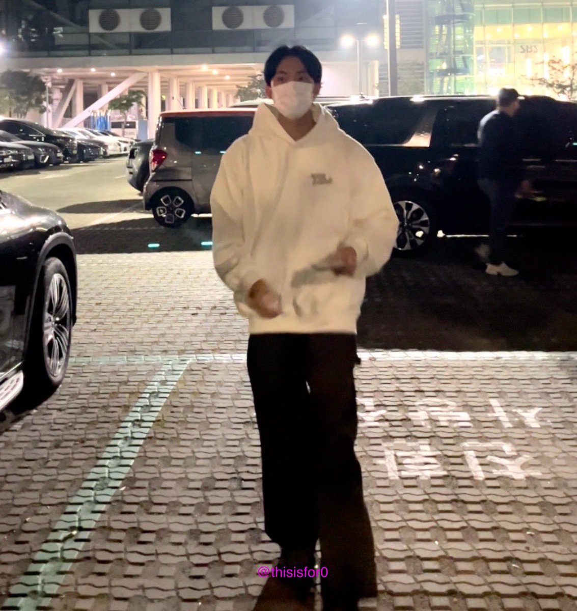 thisisfor0's tweet photo. 241016 출근길 #공찬 

팔척강아지가 찍힘 📸
오늘 흰 후드티까지 느낌이 너무 조으셔.... https://t.co/aBEL9csalG