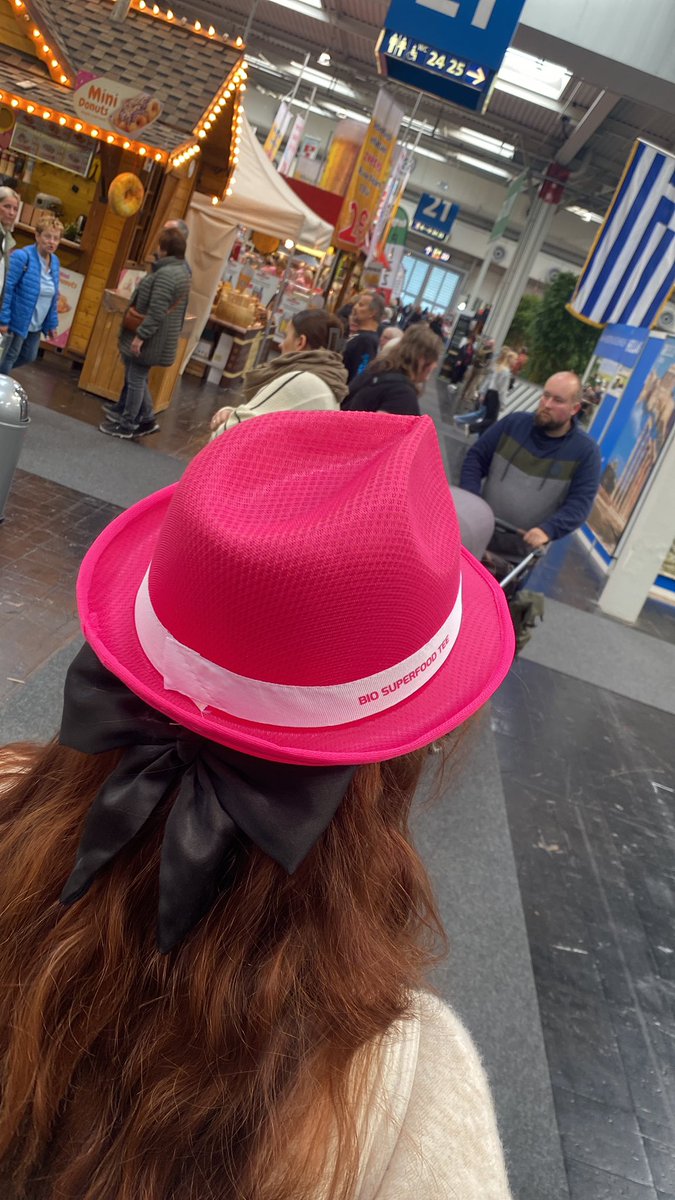BarbiegoesInfa's tweet photo. @SherlockINFA Da bin ich natürlich zur Stelle! Probier es doch mal mit einem pinken Hut!🎀✨ Damit wirst du zum Hingucker😉 https://t.co/UAfbiOmz25