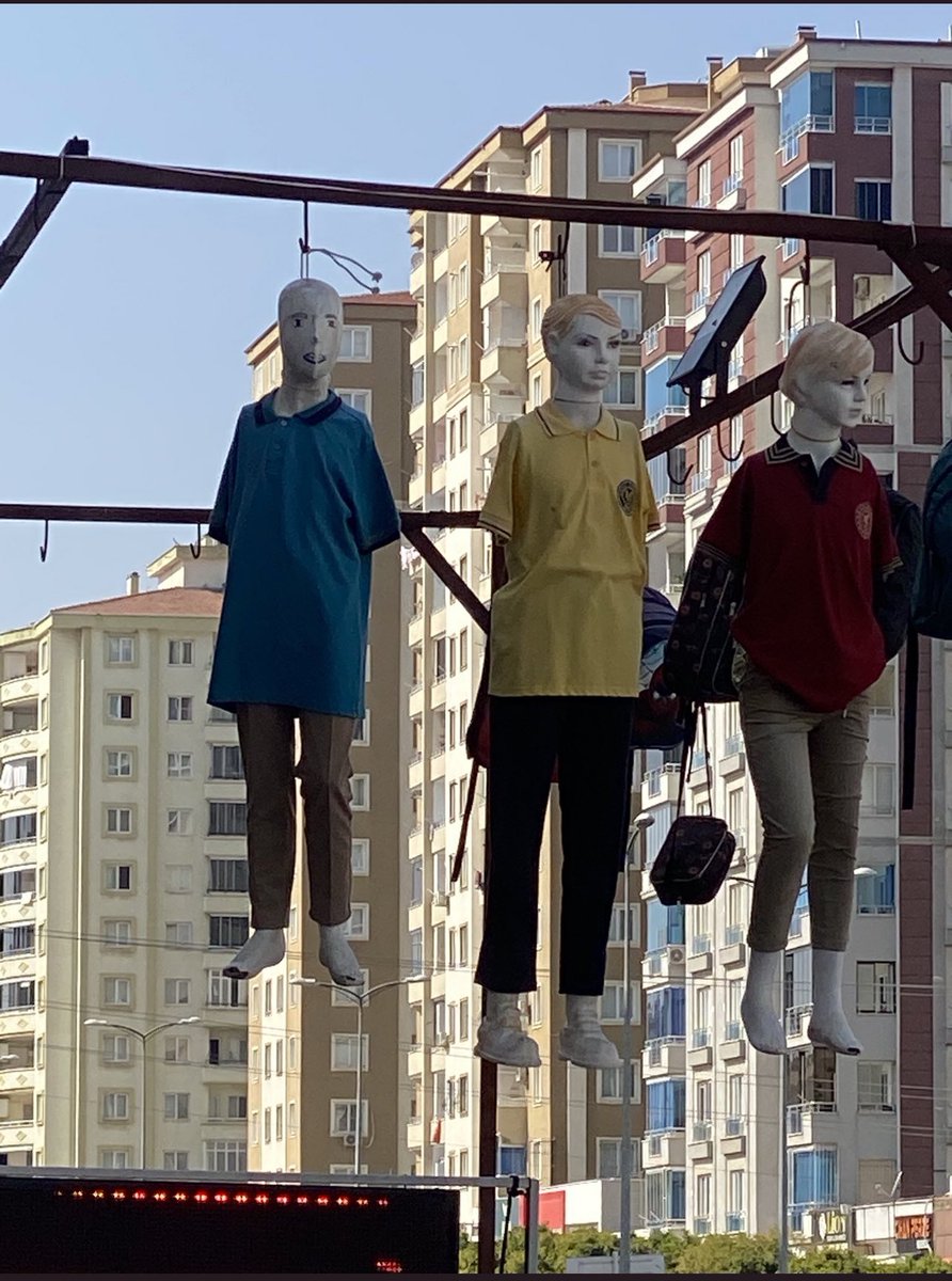 avcemilcicek01's tweet photo. Görüntü Gaziantep'ten.

Okul kıyafeti satan bir dükkan.

Öğrenciler ipe asılı halde duruyor!

Bu dükkan hakkında derhal işlem yapılmalı! https://t.co/61MU51ohJ2