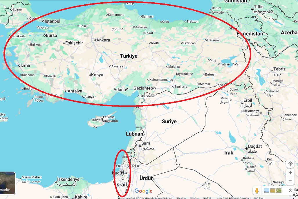 Yukarıda kırmızı ile daire içine alınan ülke Türkiye,
Aşağıda küçük daire içindeki ülke İsrail.
Yukarıdaki büyük ülkenin cumhurbaşkanı ikide bir televizyona çıkıp aşağıdaki küçük ülke bizi işgal edecek diyor. Milyonlarca insan da ona inanıyor.
Tivit bu kadar...