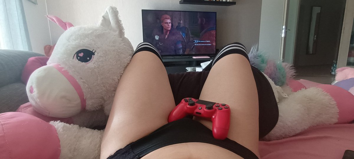 Kitty_Caticorn's tweet photo. The only perk of being sick is playing at 12 PM on Wednesday 😄 https://t.co/rbRlT2vsaq