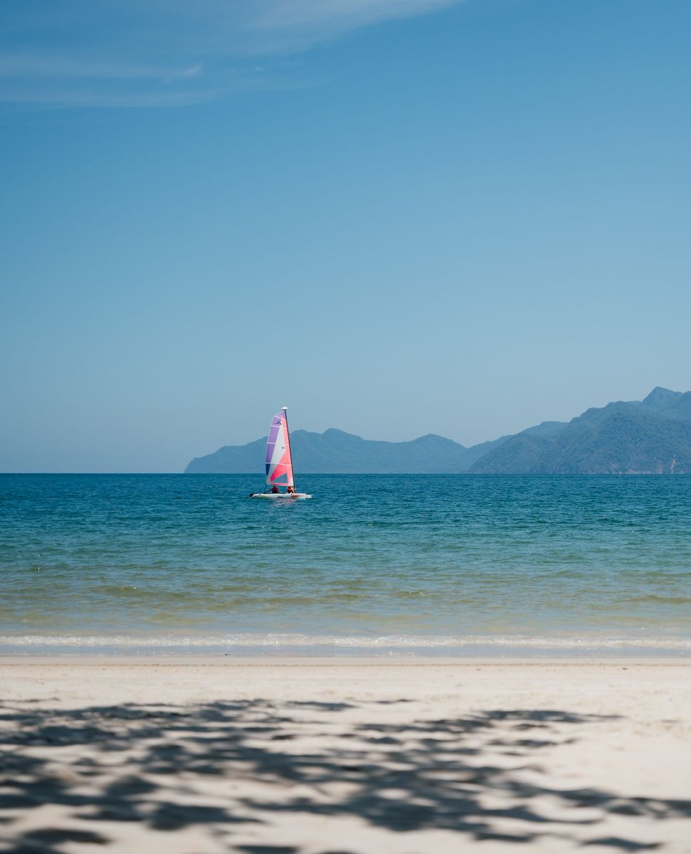 DataiLangkawi's tweet photo. Beneath the blue sky, the spread of golden sand meets the sea breeze and sunshine, creating an atmosphere ideal for relaxation. Every moment feels truly amazing at The Datai Langkawi.
⁠
#TheDataiLangkawi #DiscoverDatai⁠
⁠
 📸@marionpayr⁠ https://t.co/36VlPKEWlu