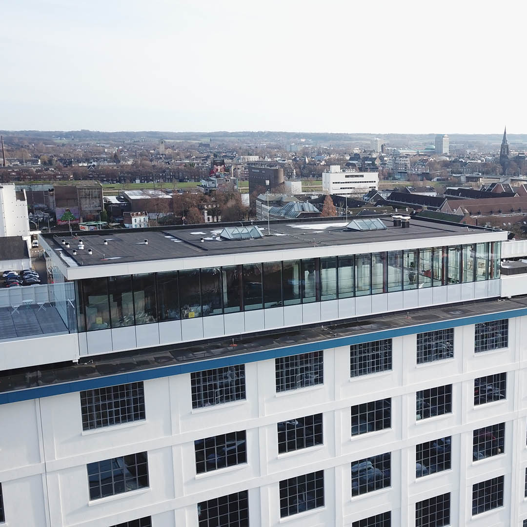 De gevels van het monumentale Sphynx gebouw in Maastricht zijn beschermd om hun historische waarde te behouden. Bovenop het gebouw is een omkeerbare, populaire skybar geplaatst die prachtig uitzicht biedt over Maastricht. Erfgoed en innovatie komen samen in dit project