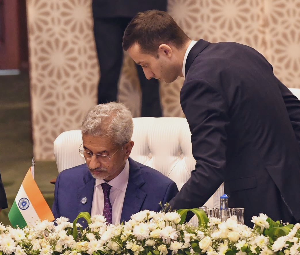 A productive meeting of the SCO Council of Heads of Government concluded in Islamabad today. 

Signed eight outcome documents. India made a positive and constructive contribution to the deliberations. 

8 key takeaways from the Indian perspective:

➡️ Developing a dialogue on the