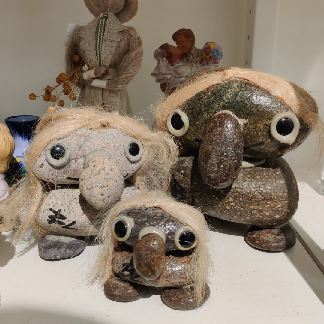 Någon borde förbarma sig över denna trollfamilj på Erikshjälpen i Uppsala