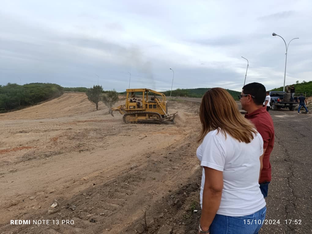 RSuarezPSUV's tweet photo. #15OOct Junto a nuestra alcaldesa @lasmit_verde supervisamos el avance de los trabajos de recuperación y embellecimiento del distribuidor la montañita.... https://t.co/0Ipbf9ntz9