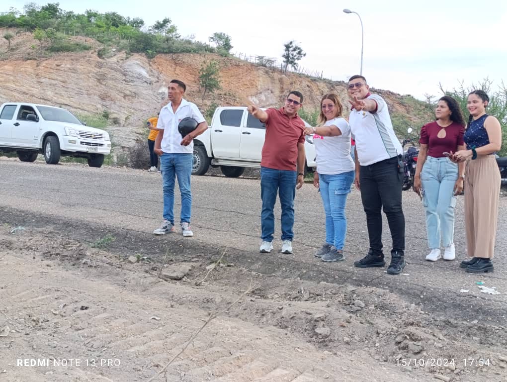 RSuarezPSUV's tweet photo. #15OOct Junto a nuestra alcaldesa @lasmit_verde supervisamos el avance de los trabajos de recuperación y embellecimiento del distribuidor la montañita.... https://t.co/0Ipbf9ntz9