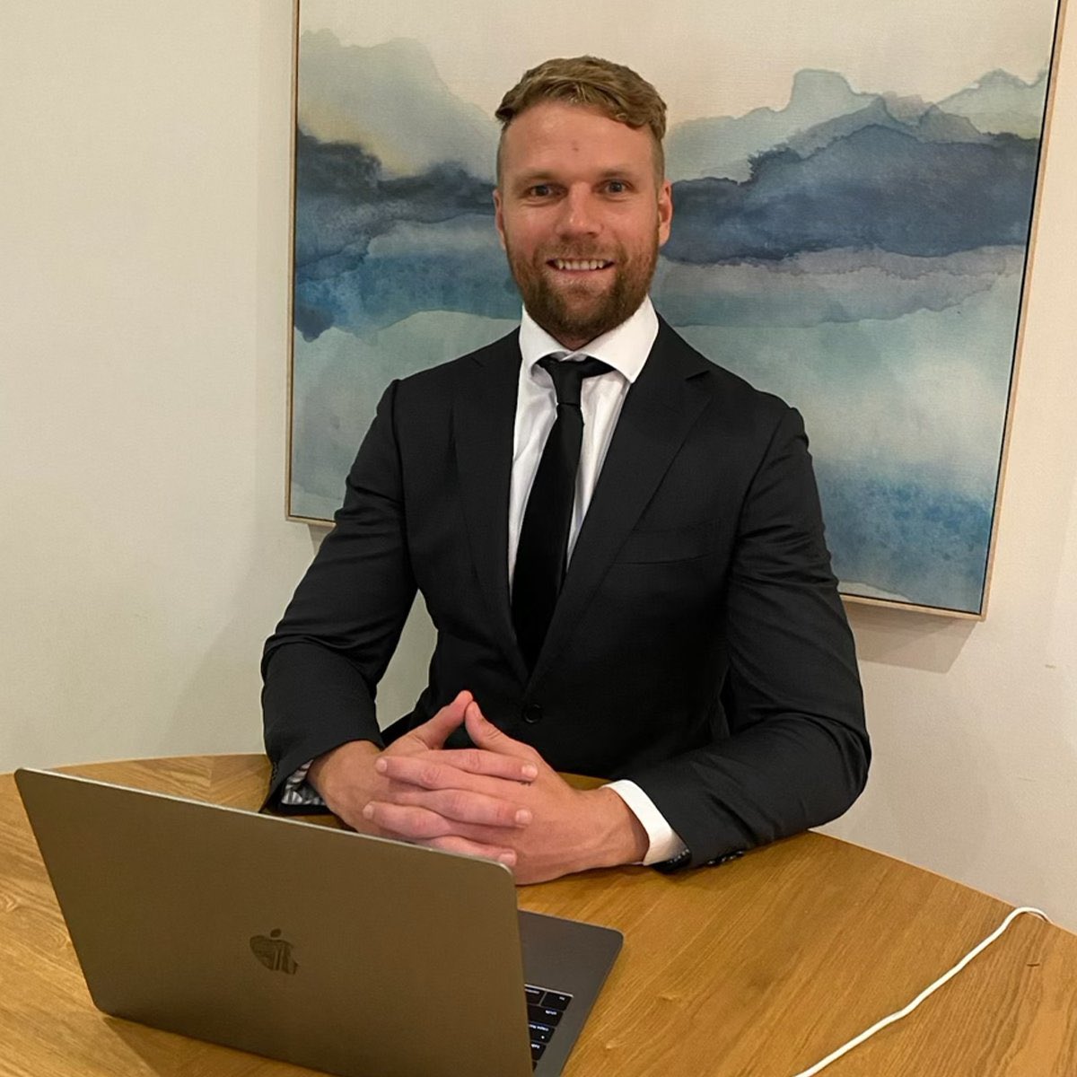 AlbertThurgood's tweet photo. Exit interview @essendonfc https://t.co/gMdE0nf0T5