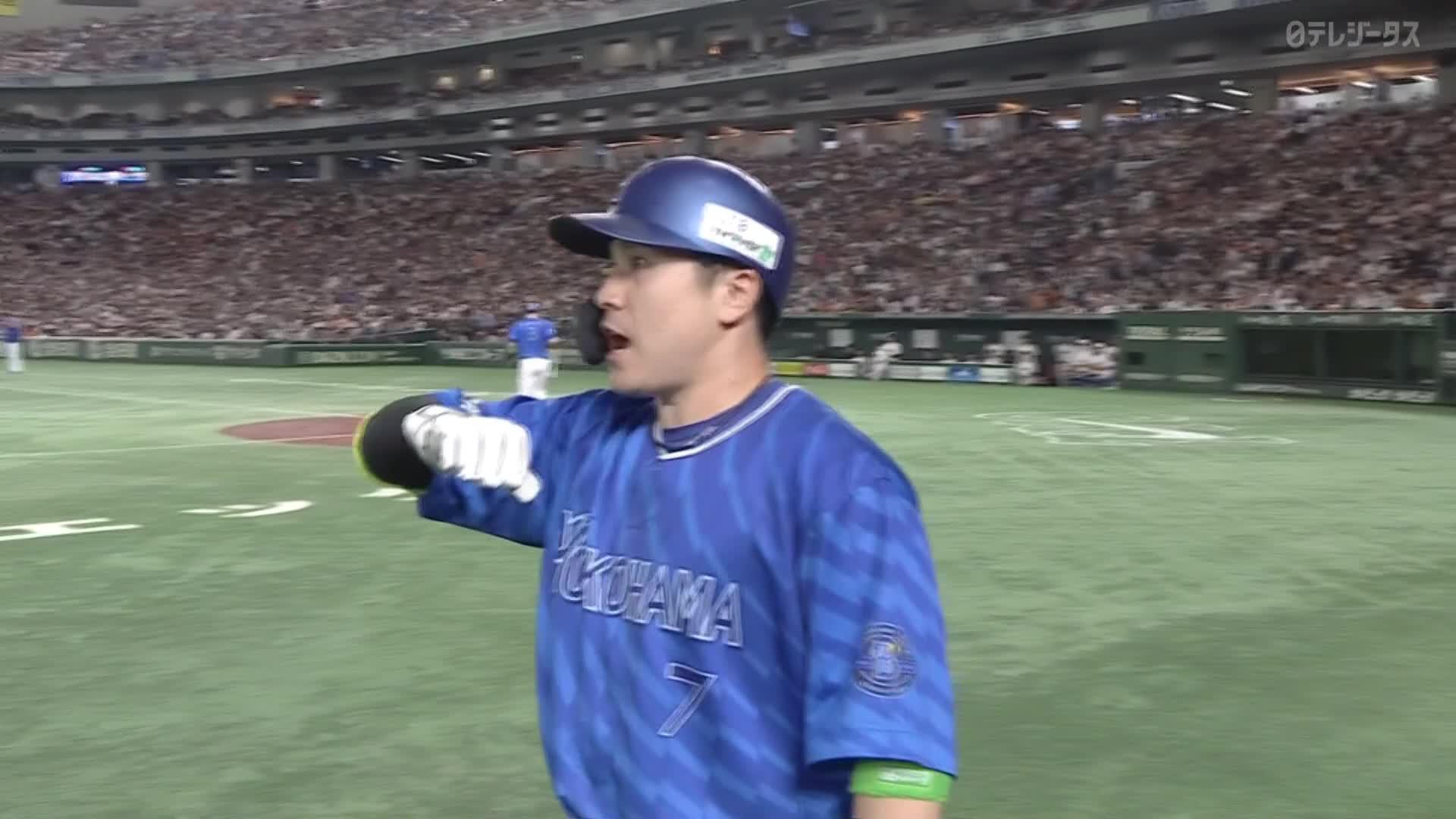 横浜denaベイスターズ　佐野恵太　選手　特大カプセル Tシャツ 横浜DeNAベイスターズ ファンフェス 特大カプセルトイ 総柄T