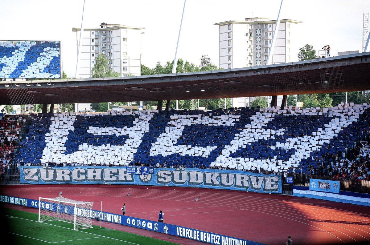 fc_zuerich's tweet photo. 𝐒𝐅𝐋 𝐮𝐧𝐝 𝐅𝐮𝐬𝐬𝐛𝐚𝐥𝐥𝐜𝐥𝐮𝐛𝐬 𝐥𝐞𝐡𝐧𝐞𝐧 𝐩𝐞𝐫𝐬𝐨𝐧𝐚𝐥𝐢𝐬𝐢𝐞𝐫𝐭𝐞 𝐓𝐢𝐜𝐤𝐞𝐭𝐬 𝐚𝐛 🎟️❌

Die Swiss Football League (SFL) und die Fussballklubs lehnen die Einführung von personalisierten Tickets entschieden ab. «Diese sind nicht zielführend, sondern kontraproduktiv und provokativ», sagte SFL-CEO Claudius Schäfer am Mediengespräch «Sicherheit im Schweizer Profifussball». 

Zusammen mit Klubvertretern aus der Deutsch- und Westschweiz sowie weiteren Experten informierte die SFL am 16. Oktober über die seit Jahren rückläufige Fangewalt und über das grosse Engagement im Bereich Sicherheit. Dabei setzen die SFL und die Klubs auf Dialog, Kluballianzen, «Good Hosting» sowie eine konsequente Einzeltäterverfolgung.

Mehr zu diesem Thema gibts hier:
👉🏼 https://t.co/n3GaPtUBeS

#fcz #NieUsenandGah