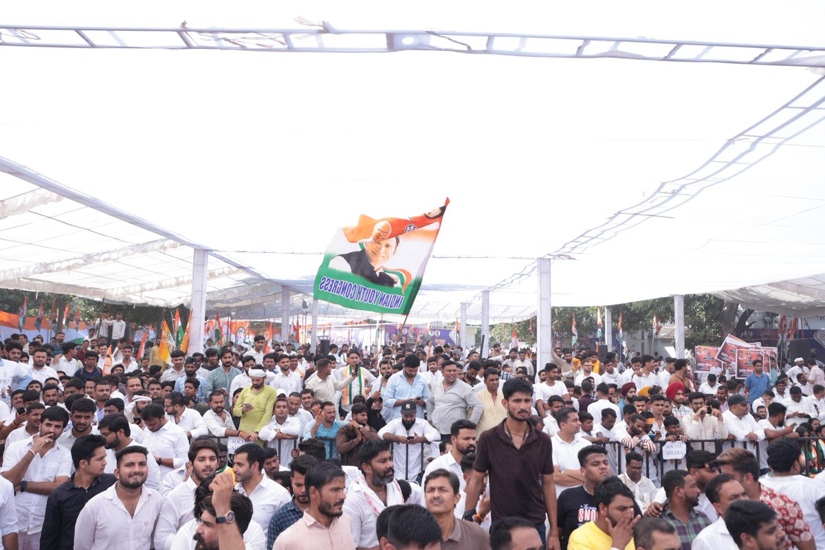 IYC's tweet photo. AICC महासचिव @SachinPilot जी ने IYC के राष्ट्रव्यापी आंदोलन #NaukriDoNashaNahi में देशभर से आए हजारों युवा कार्यकर्ताओं को संबोधित किया। https://t.co/VyKC7okBoT
