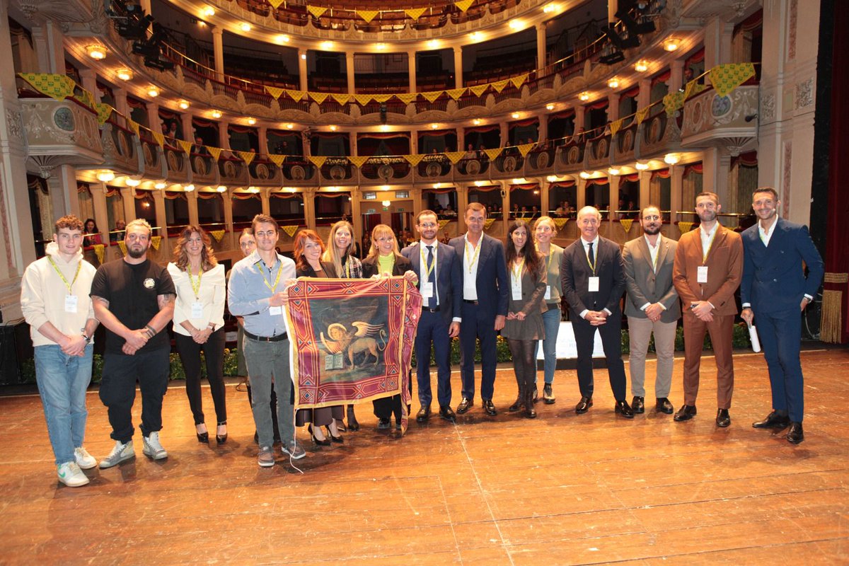 La finale regionale #oscargreen ha visto vincitori nove #under40 dell'agricoltura veneta. <a href="/ettoreprandini_/">Ettore Prandini</a> e #lucazaia hanno premiato tutti i cinquanta concorrenti.Un trevigiano è in gara per la cerimonia nazionale. #giovanicoldiretti #agricoltura <a href="/coldiretti/">Coldiretti</a>
<a href="/FabrizioRotta/">Fabrizio Rotta</a>