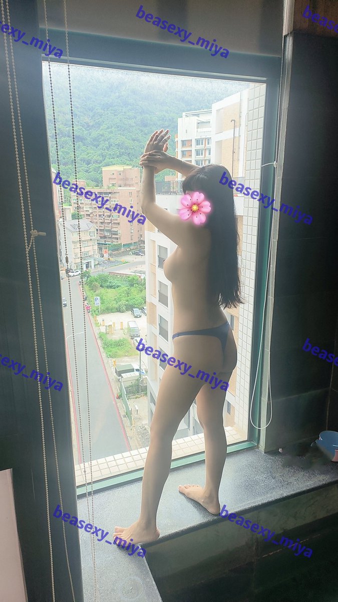 住礁溪民宿 老闆說我好像誰..
然後說
想練習拍照技巧，我就完成老闆的心願，老闆說那這次就招待一晚

很害羞的就在老闆面前脫了
衣服🫣
看著老闆邊拍手邊抖著，看起來
很緊張面帶興奮的表情😆

隔日一早老闆又來了說想拍
背影，米亞還是完成老闆
的心願💞

#聽話的老婆
#樓中樓
#固定約
#女女
#劇情 https://t.co/J6acWHhpCb