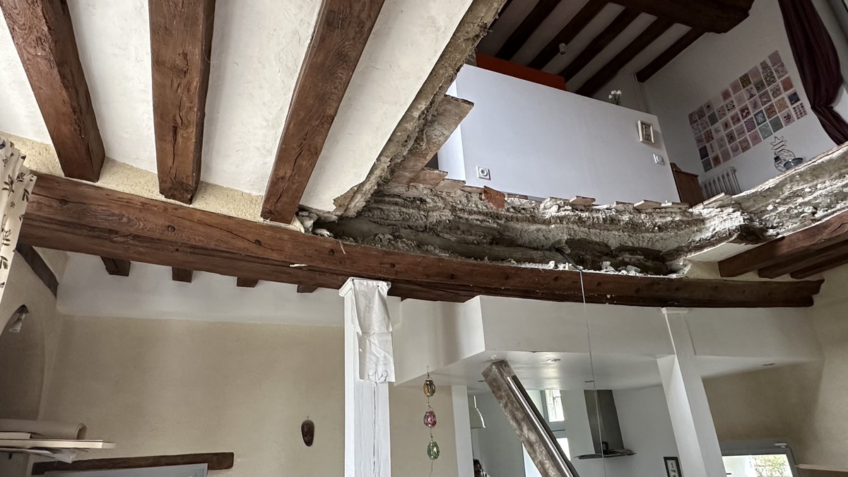 😱Actuellement sur <a href="/M6/">M6</a> : Jean se pensait très bien assuré, couvert contre tout type de sinistres. Hélas : lorsque le plafond de la chambre de sa fille s’est soudainement effondré dans la nuit du 24 septembre, il a découvert que ce n’était pas le cas ! #CPVA <a href="/courbet_julien/">Julien Courbet</a>